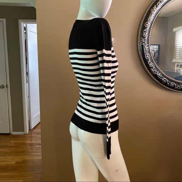 Express Sweater 🖤🤍 - Picture 3 of 7